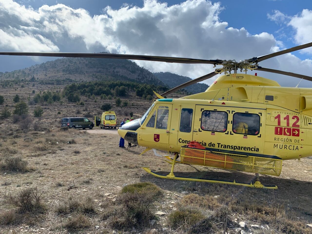 Helicóptero de la Dirección General de Seguridad Ciudadana intrviene en el rescate de un senderista fallecido en Inazares