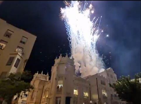 Fuegos artificiales lanzados desde el tejado del Casino de Huesca