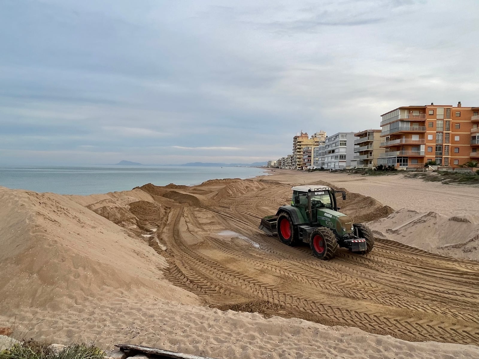 Imágenes de archivo de uno de los últimos trasvases de arena realizados en la Playa de Tavernes.