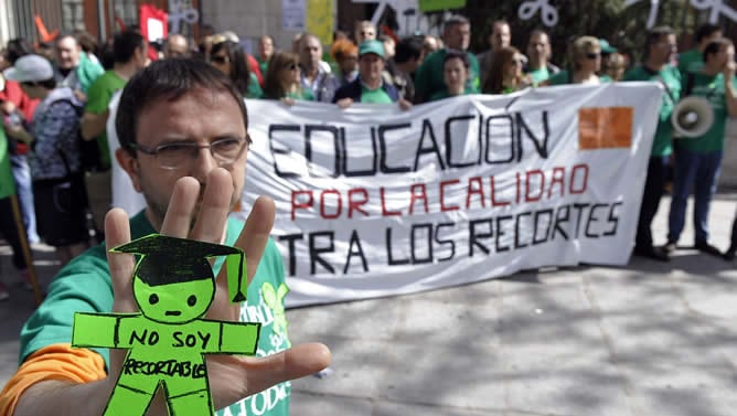 Alumnos, padres y profesores han sido convocados este jueves en Valladolid, por las siete organizaciones sindicales que forman la Junta de Personal de Educación, para defender la Escuela Pública y contra los recortes