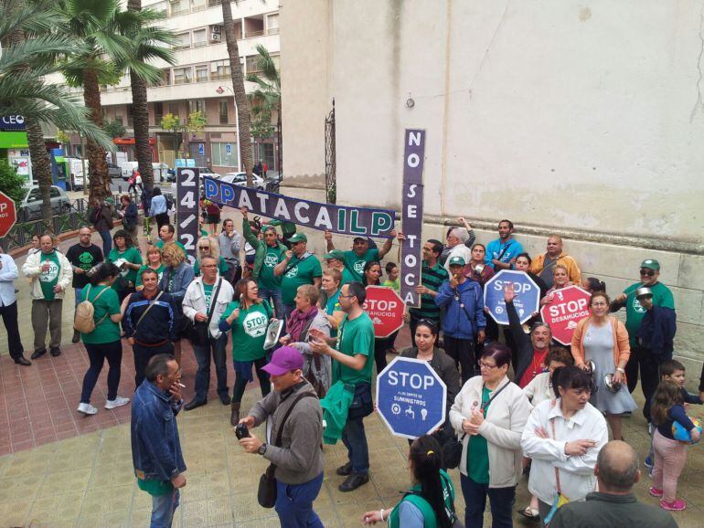 Cacerolada ante la sede el Partido Popular