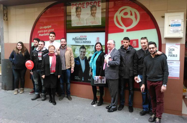 Maite Fernández, ante la sede del PSOE en Puertollano