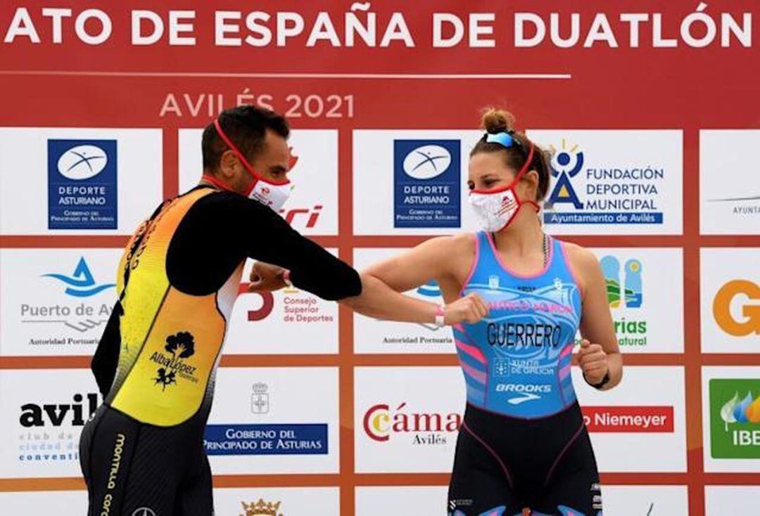 Emilio Martín, junto con Sara Guerrero, como campeones de España.