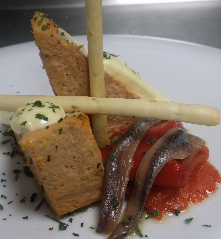 Pastel de bonito con pimientos asados y anchoas de Ramos