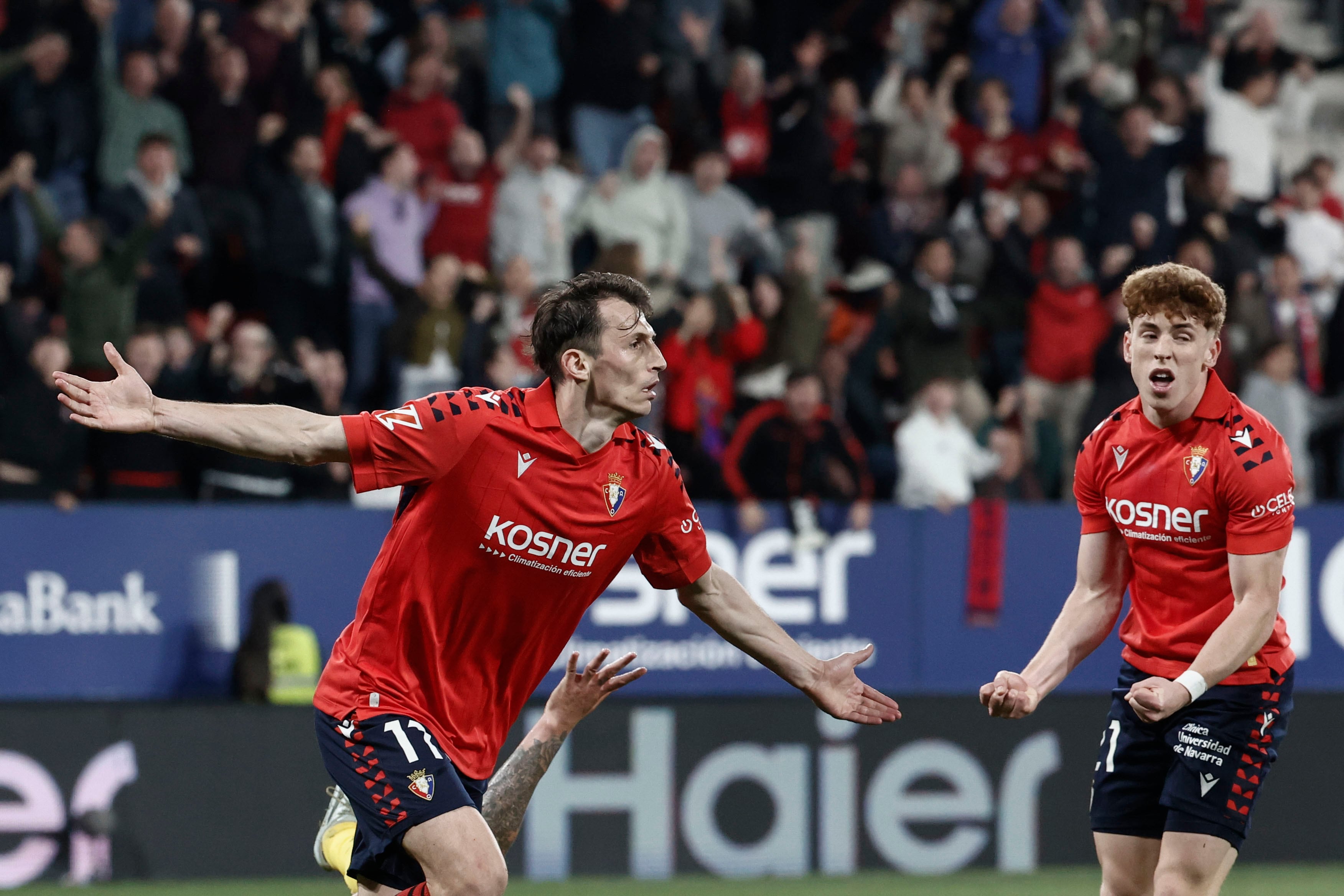 Budimir celebra su gol ante el Girona con Víctor Muñoz el otro internacional de Osasuna en el Sadar