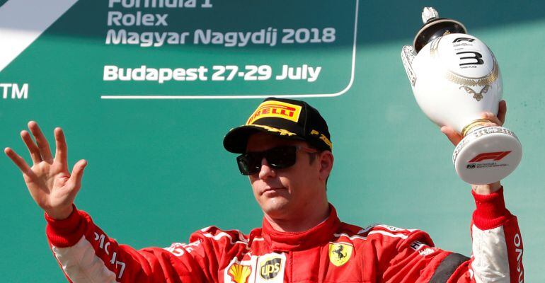 Kimi Raikkonen posa con el trofeo que le acredita como tercero en el Gran Premio de Hungría de F1