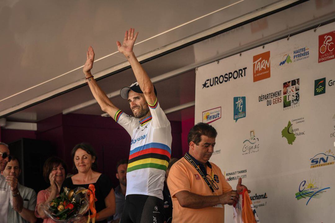 Alejandro Valverde celebra en el podio su segunda Ruta de Occitania