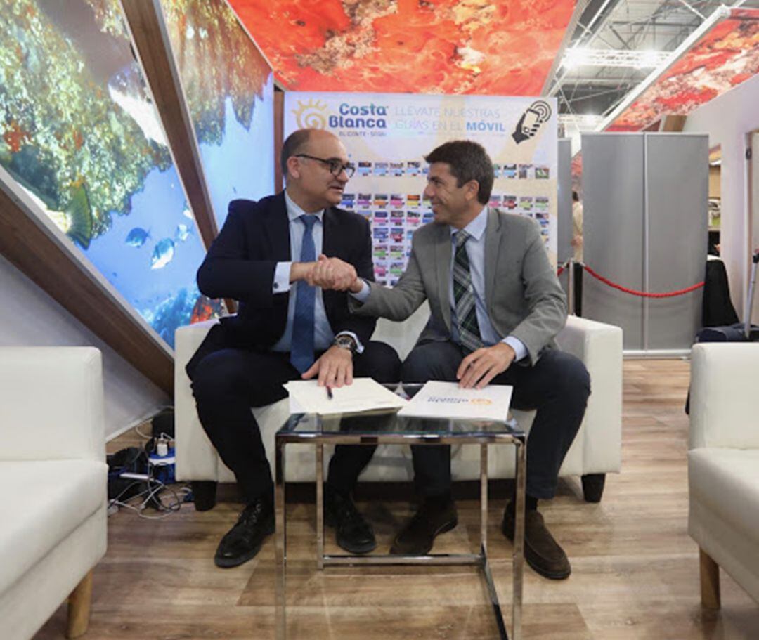 El rector de la UA, Manuel Palomar (i), con el presidente de la Diputación, Carlos Mazón (i), durante la firma de un convenio en la pasada edición de FITUR.