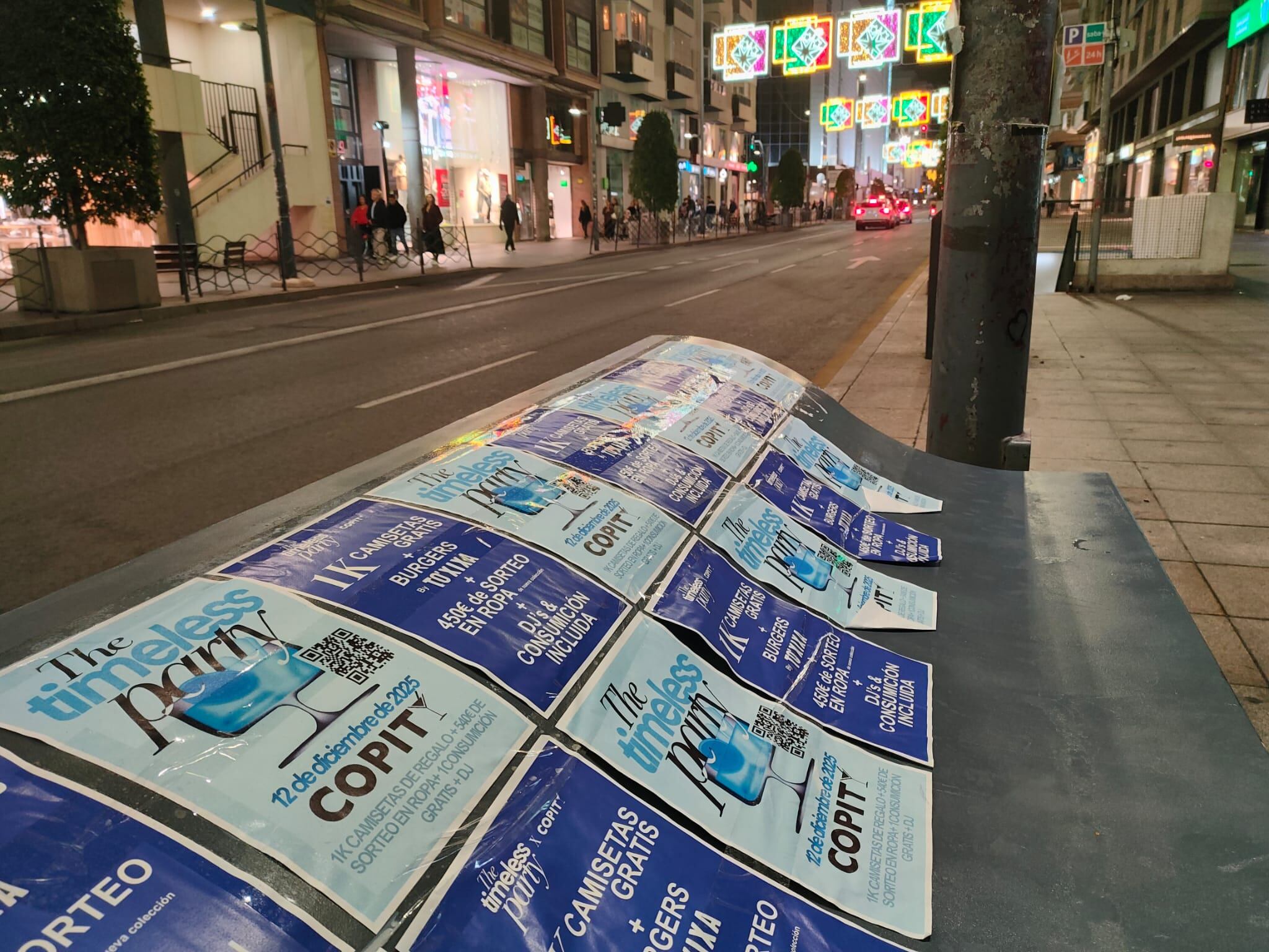 La avenida de Maisonave apareció este domingo llena de carteles publicitarios de una fiesta en Copity