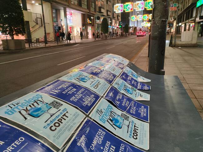 La avenida de Maisonave apareció este domingo llena de carteles publicitarios de una fiesta en Copity