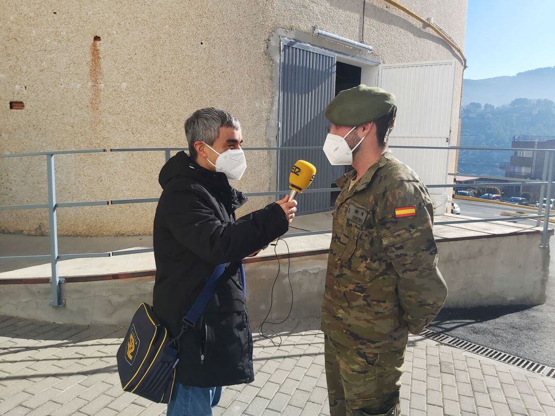 Un instante de la entrevista con el teniente Paco Hurtado