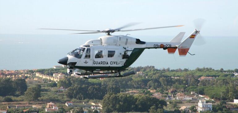 El helicóptero de la guardia civil que recorre la provincia de Málaga