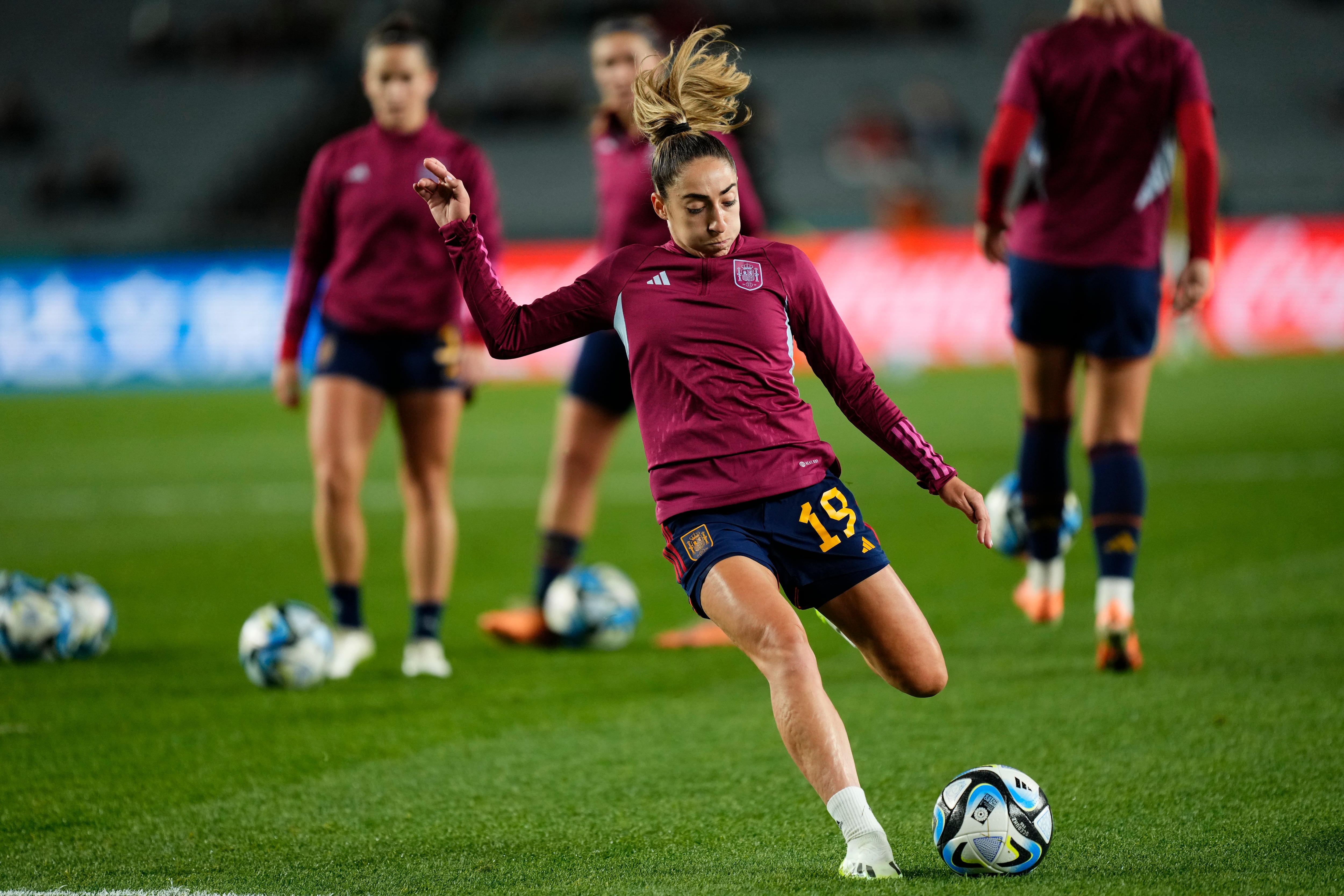 Olga Carmona calienta antes de un partido del pasado Mundial.