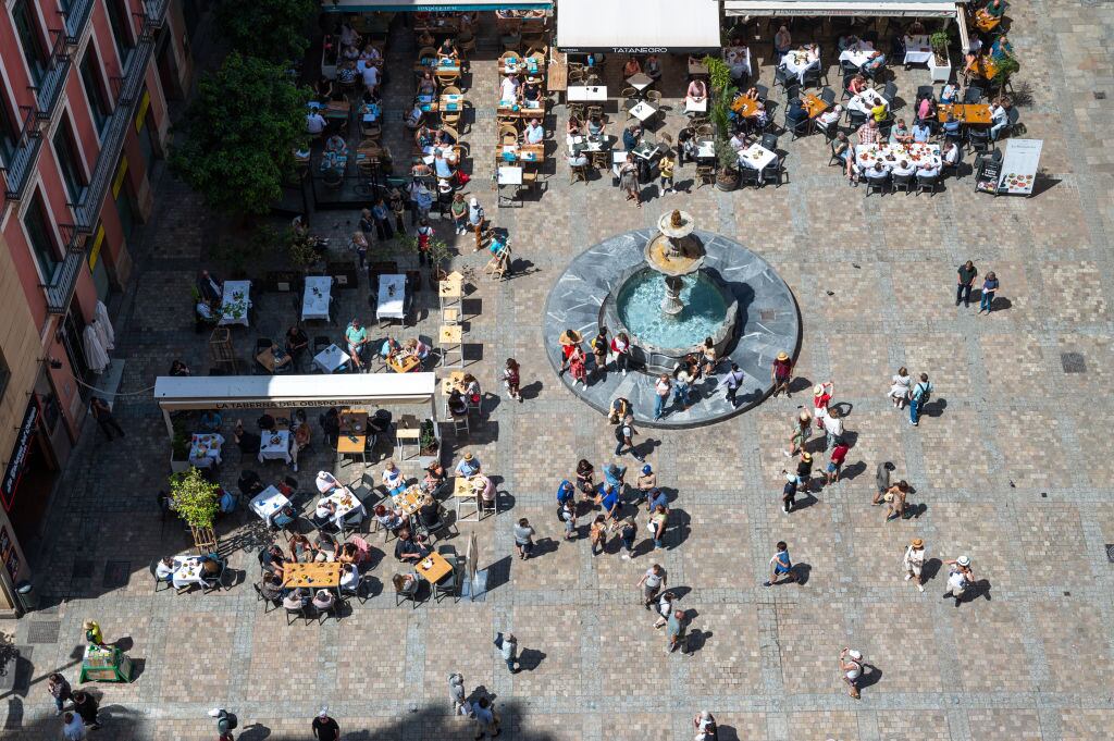 Las terrazas de la Plaza del Obispo de Málaga, vistas desde la Catedral.