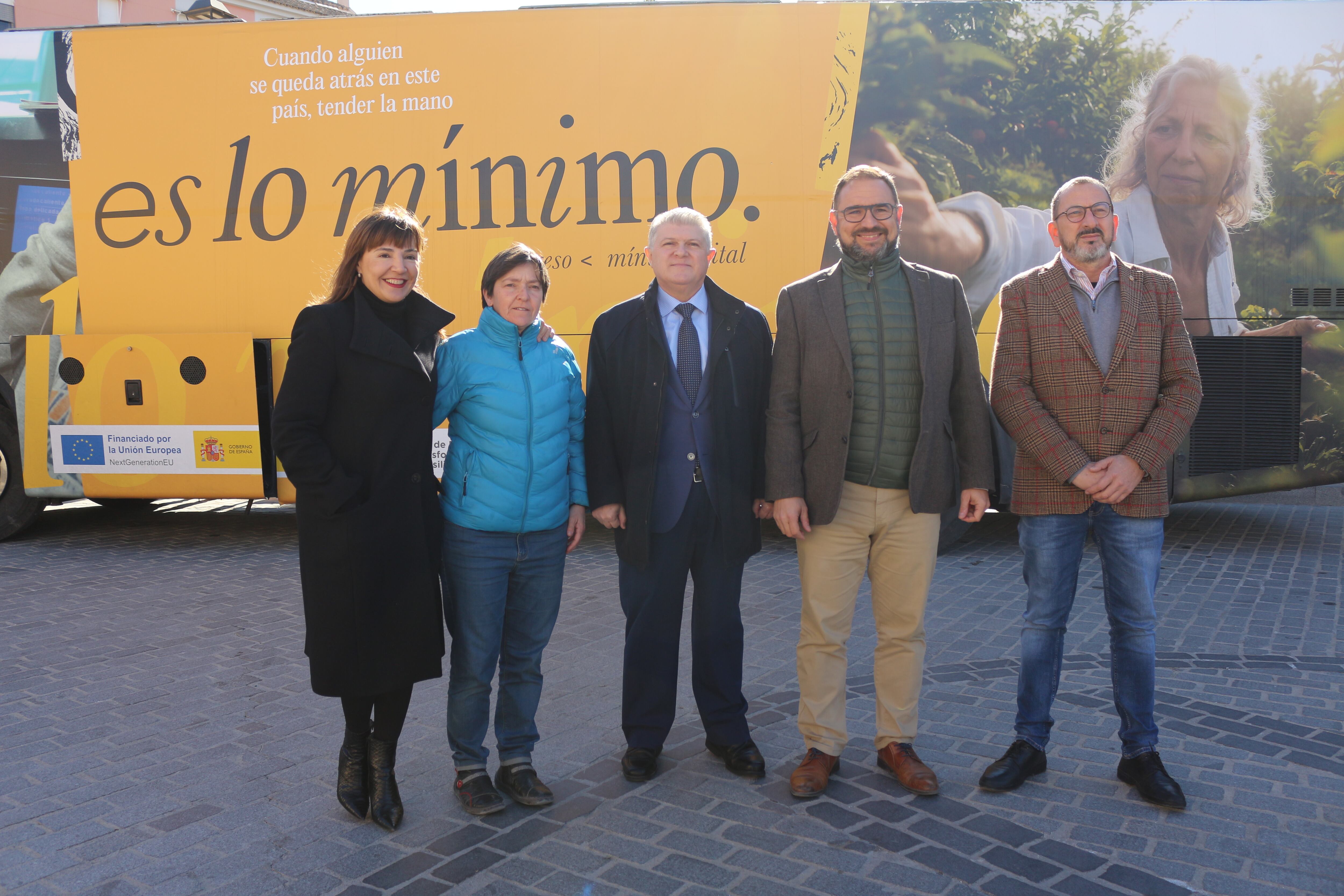 Marisol Sánchez, diputada por el PSOE, María Dolores Chumillas, José Vélez, Delegado del Gobierno, Diego José Mateos, alcalde de Lorca y José Luis Ruiz, edil de Urbanismo junto al autobús IMV