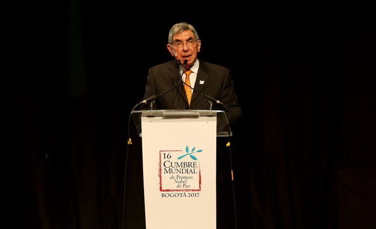 El expresidente de Costa Rica y ganador del Premio Nobel de Paz en 1987, Oscar Arias durante la inauguración de la XVI Cumbre Mundial de Premios Nobel de Paz, en Bogotá (Colombia). 