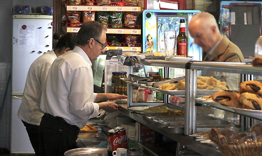 Trabajadores en un bar de Castellón