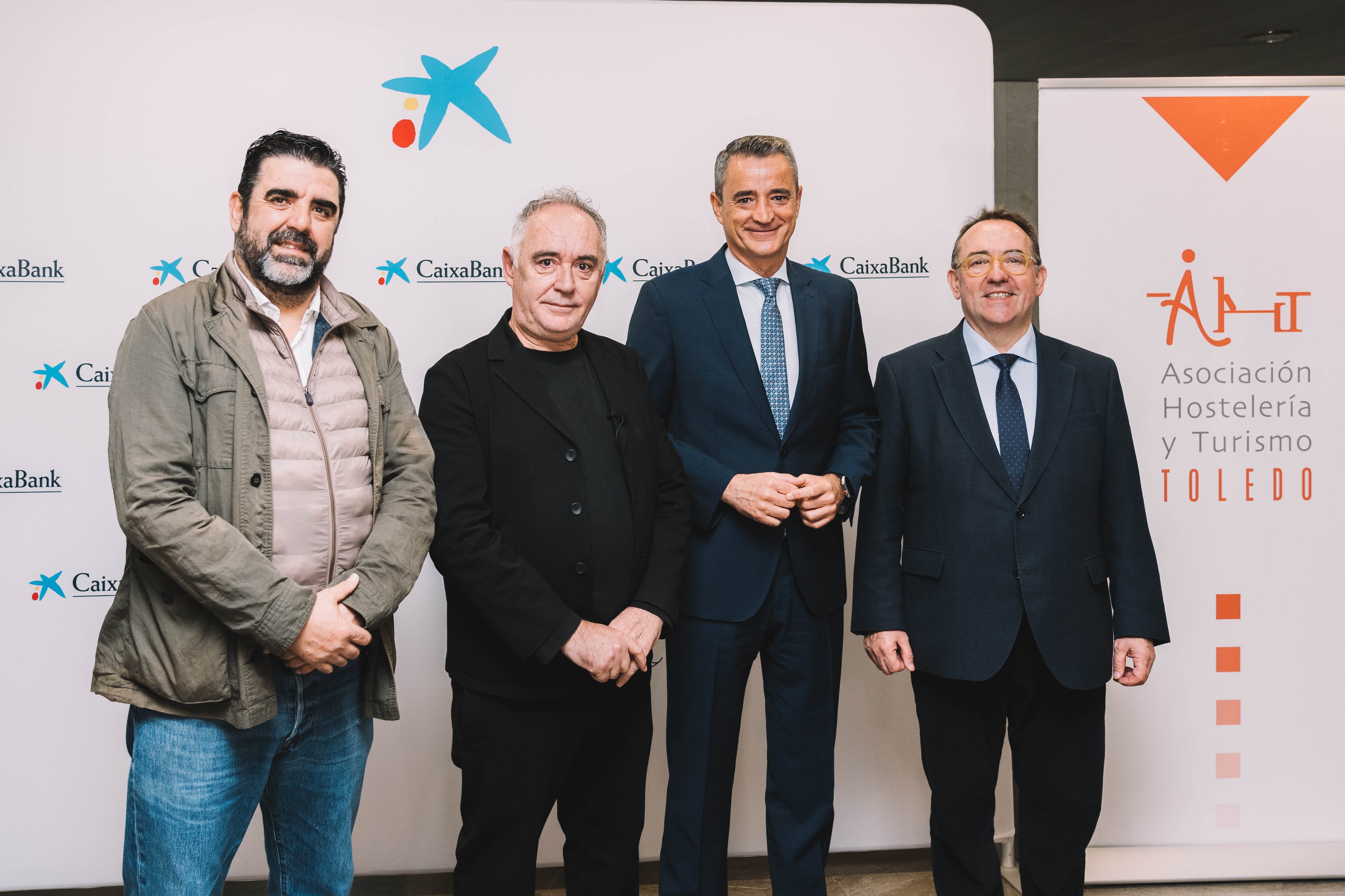 El presidente de la Asociación de Hostelería de Toledo, Tomás Palencia; el presidente y fundador de elBullifoundation, Ferran Adrià; el director territorial de CaixaBank en Castilla-La Mancha y Extremadura, Juan Luis Vidal; y el presidente de Hostelería de España, José Luis Yzuel.