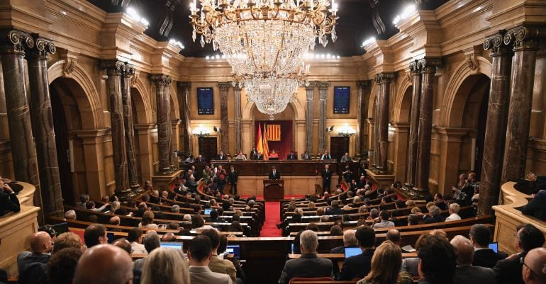 Carles Puigdemont habla en el parlamento catalán. 