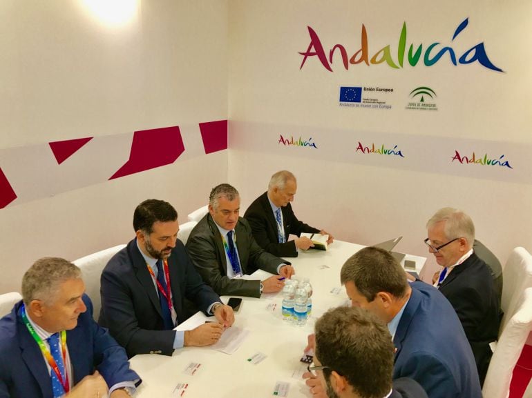 El consejero de Turismo de la Junta de Andalucía durante la firma del acuerdo con los resposables de la compañía Jet2.com