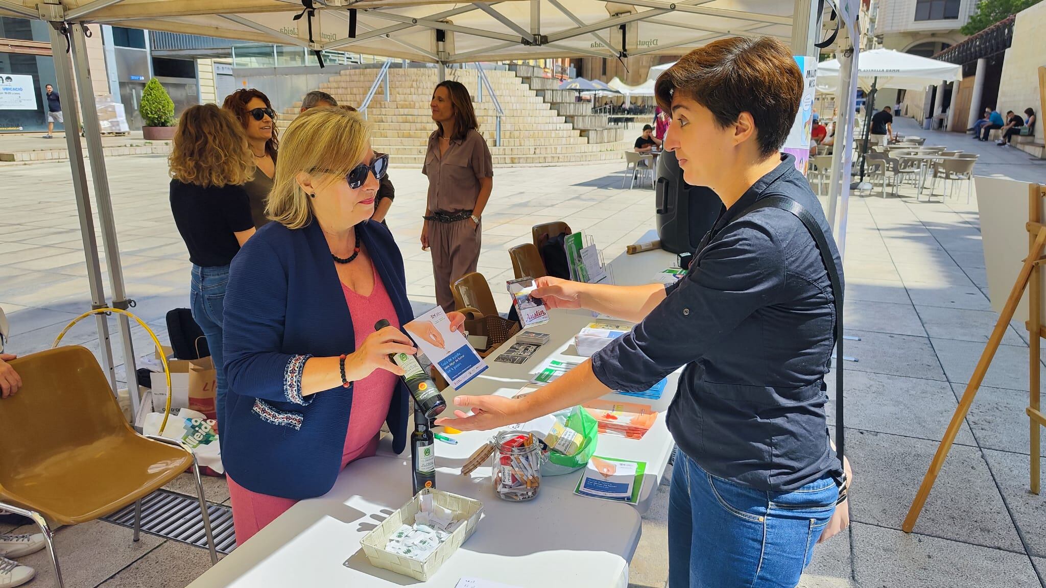 A la parada que Salut ha muntat avui a la plaça Sant Joan donaven una botella d'oli als qui lliuraven un paquet de tabac.