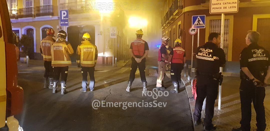 Bomberos y Policía Local intervienen en la esquina de la Plaza del Cristo de Burgos con la calle Dormitorio