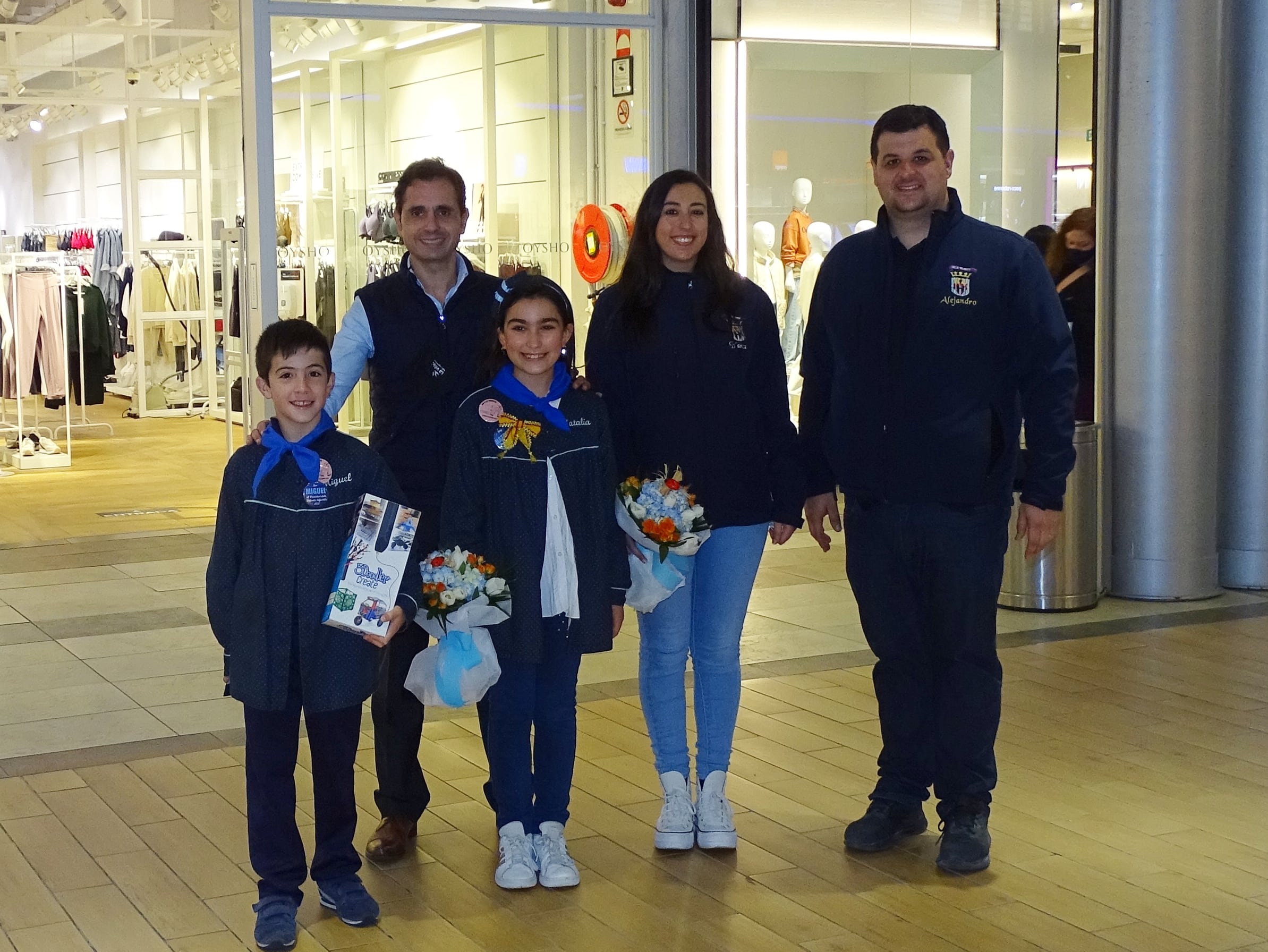 El presidente de la Falla Vilanova, Alejandro Bañuls; la Reina de la Falla Blanca Marco; el presidente Infantil Miguel Català y la Reina de la Falla Infantil Natalia Febrer; junto al gerente de la Vital, Javier Moreno