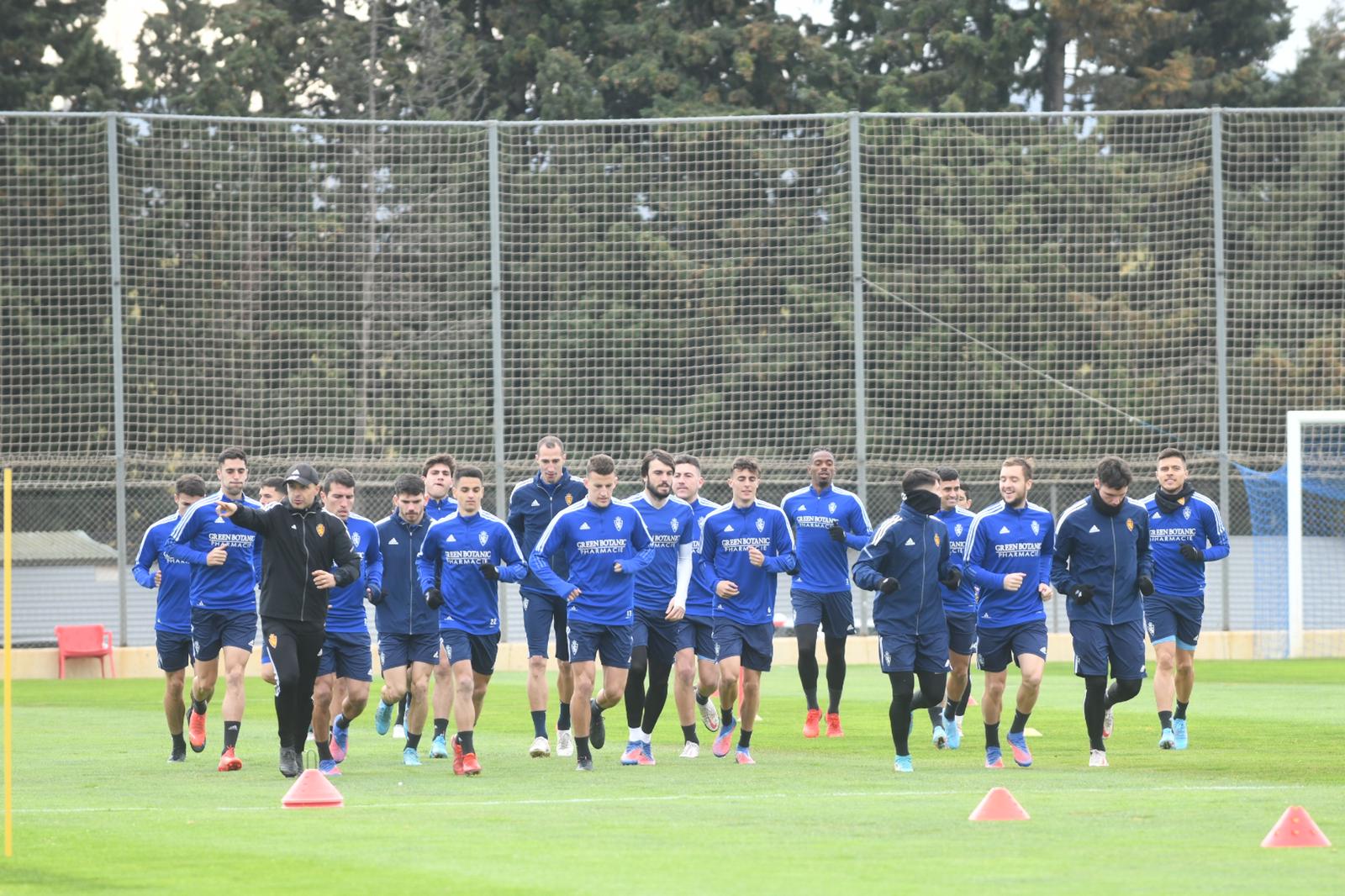 La plantilla del Real Zaragoza, durante un entrenamiento en la Ciudad Deportiva