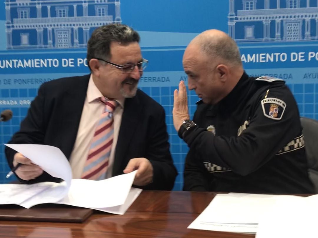 El Intendente, Arturo Pereira, en la rueda de prensa con el concejal, Carlos Fernández