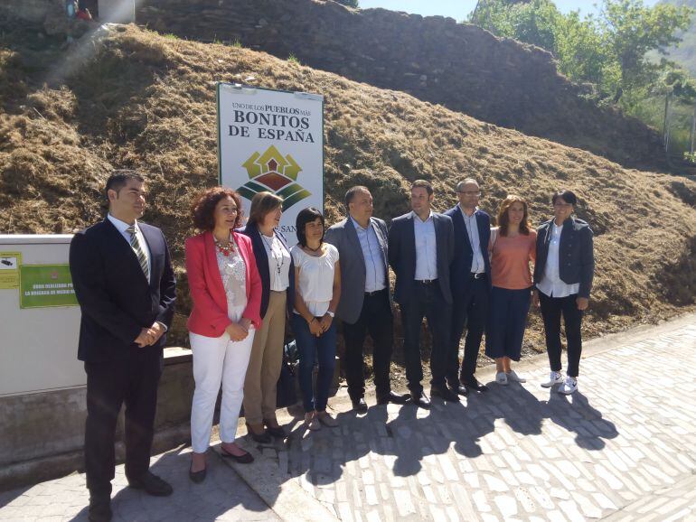 Representantes políticos y de la Asociación en el momento de destapar el panel