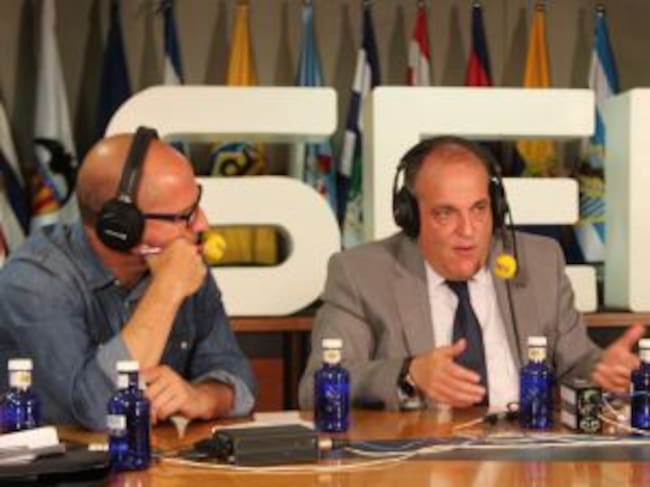 Jesús Gallego escucha a Javier Tebas, presidente de la Liga