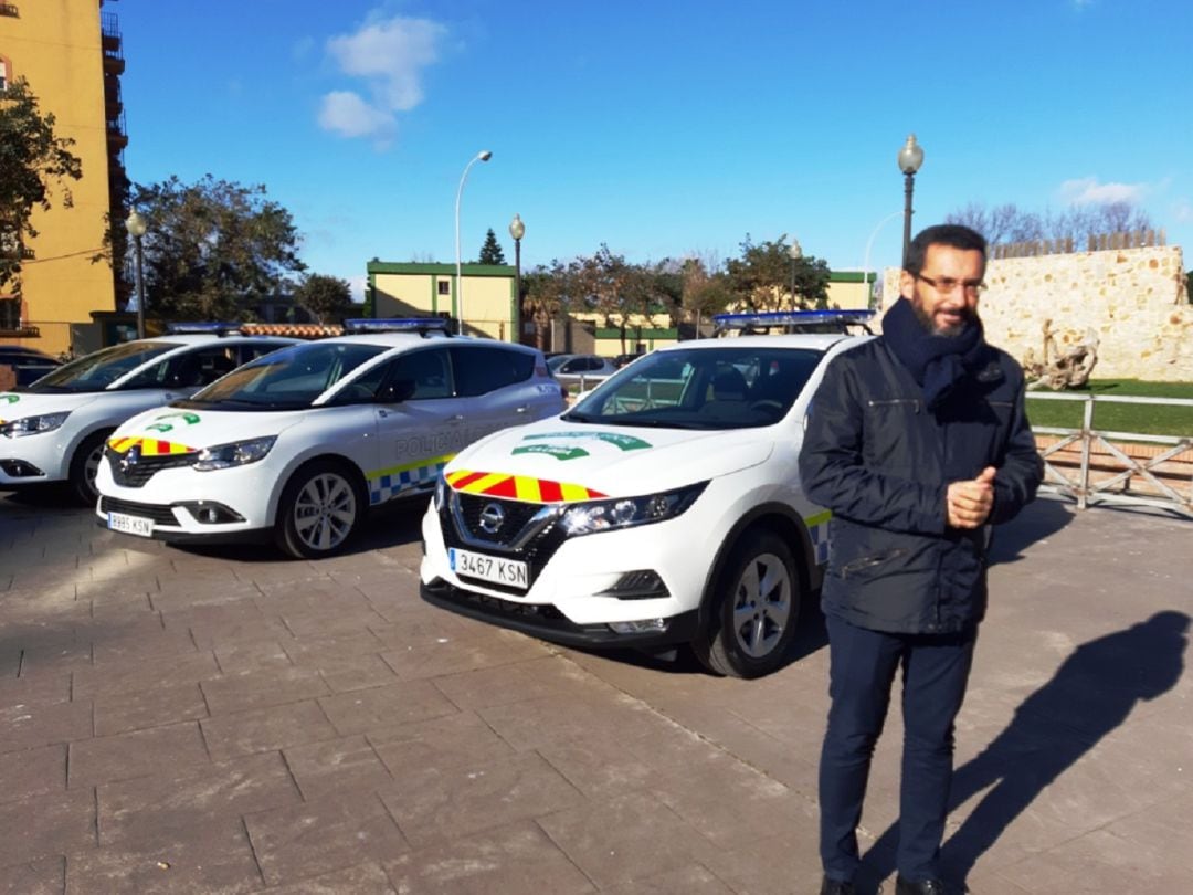 El alcalde de La Línea, Juan Franco, junto a los nuevos vehículos de la Policía Local