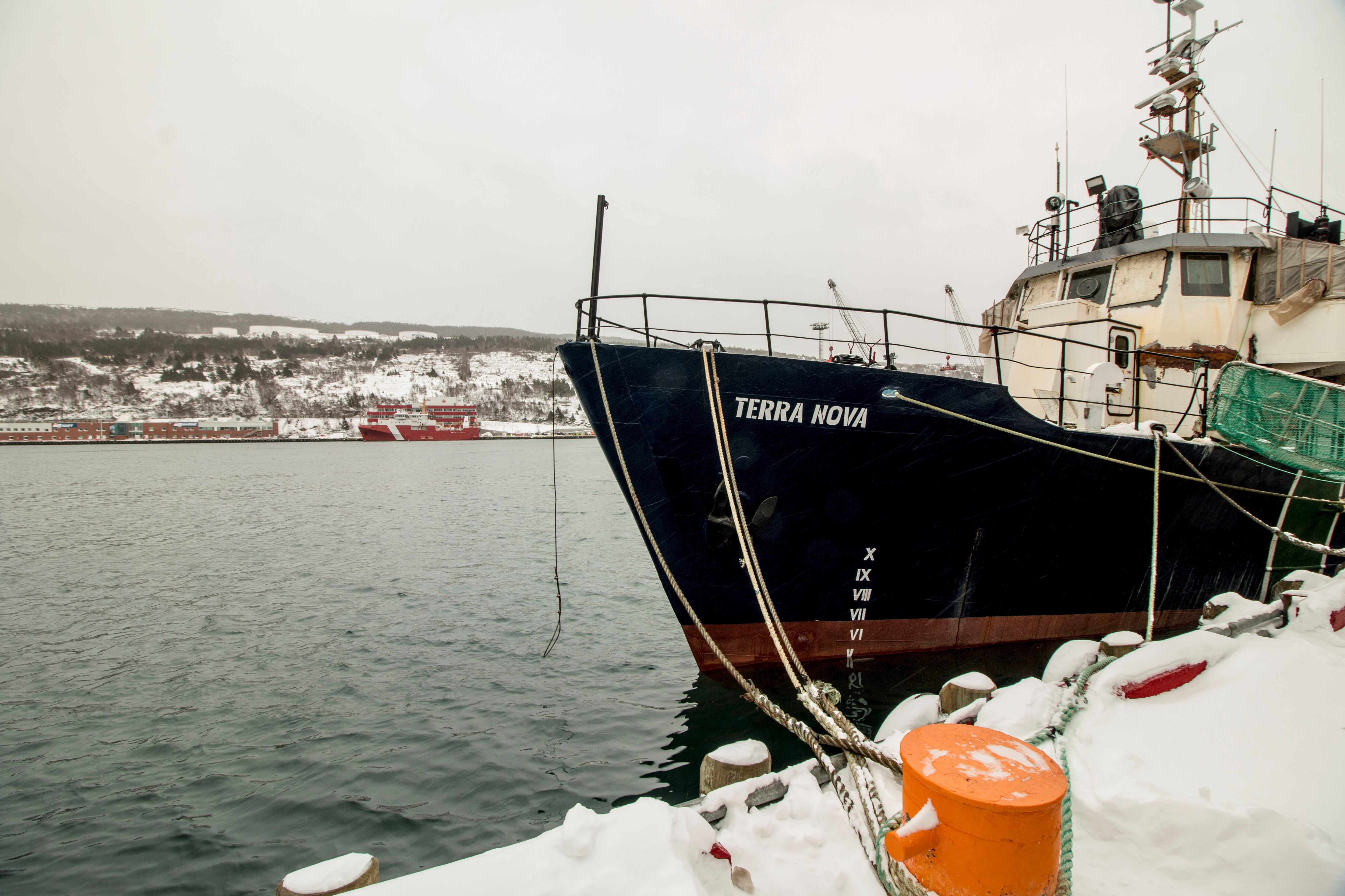 Fotografía de un barco atracado en el puerto de San Juan de Terranova (Canadá).