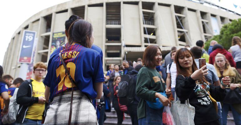 Aficionados del Barcelona, en las inmediaciones del Camp Nou