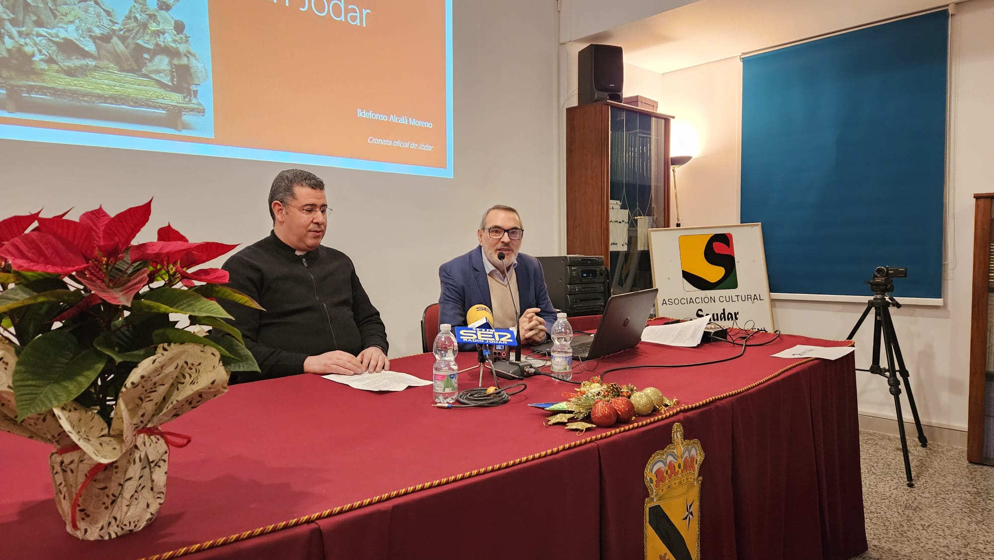 Momento de la presentación por Ildefonso Alcalá, Cronista de la Ciudad (Derecha) y el  párroco Juan Guerrero