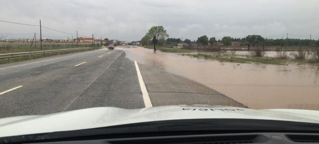 Imagen de archivo de la carretera de Valencia anegada de agua