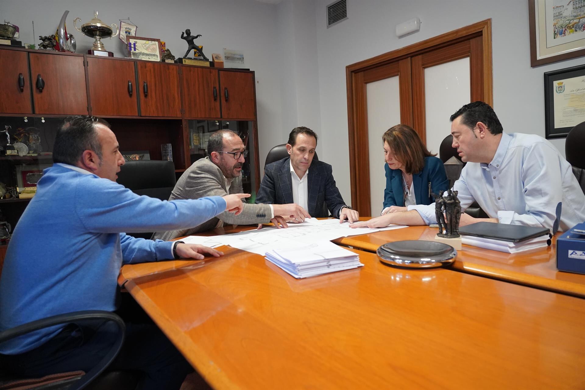 Reunión entre el presidente de la Diputación de Valladolid, Conrado Íscar, y el alcalde de Tordesillas, Miguel Ángel Oliveira, sobre la nueva vivienda tutelada que se construirá en la localidad