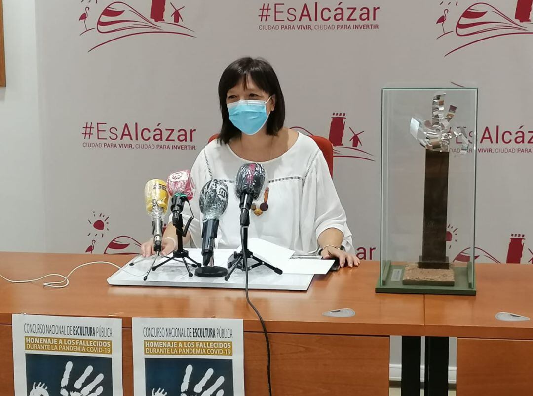 Rosa Melchor en la presentación de la obra ganadora