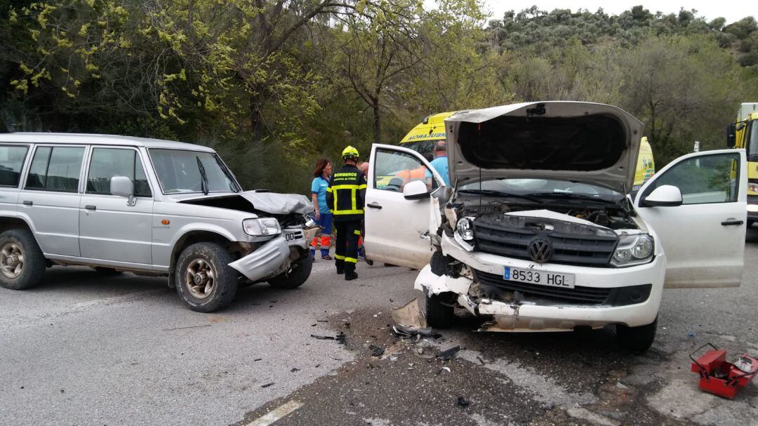 Intervención de los bomberos en el accidente en Zahara de la Sierra