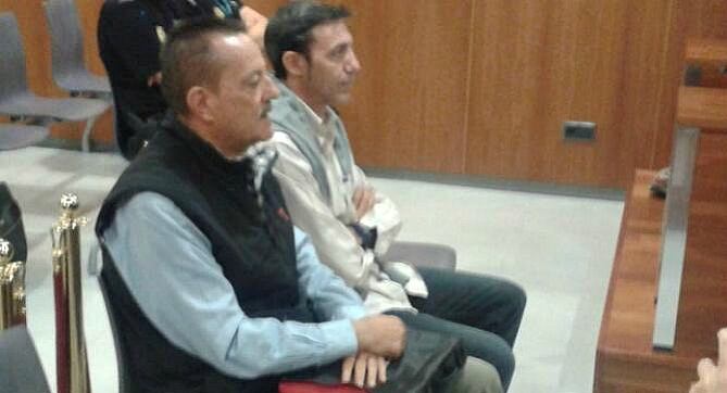 El exconcejal del GIL del ayuntamiento de Marbella Francisco Javier Lendínez, al fondo, sentado junto al exalcalde marbellí Julián Muñoz en el banquillo de los acusados