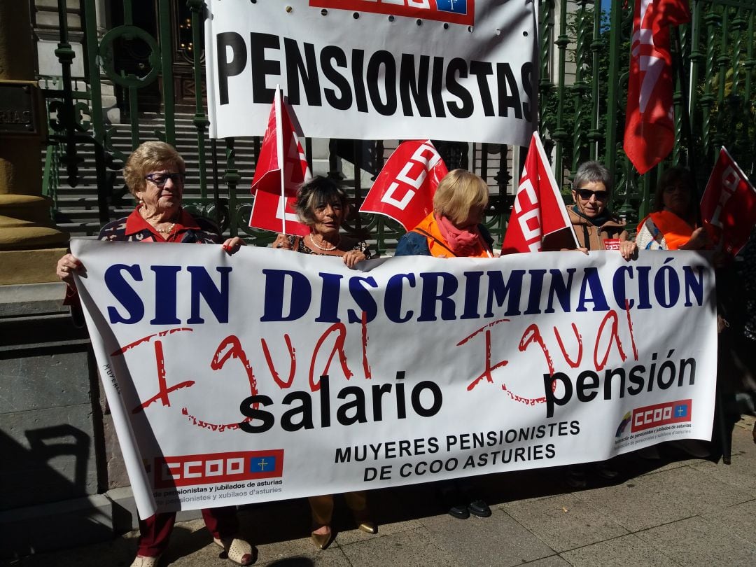 Algunos de los concentrados frente al Parlamento asturiano