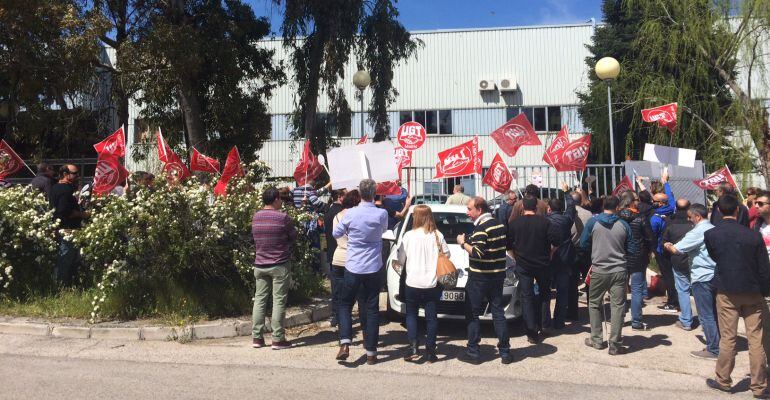 Manifestación de sindicatos protestando por el ERTE ante la sede de UNIPAPEL en Tres Cantos