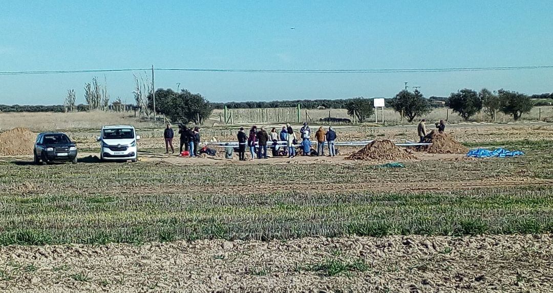 Trabajos de la ARMH justo al lado de la carretera que lleva a Recas