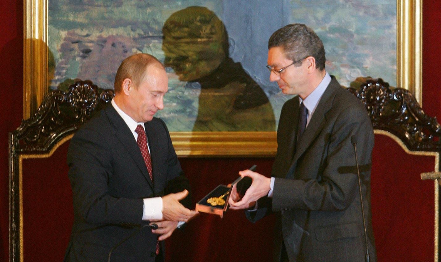 El exalcalde de Madrid, Alberto Ruiz-Gallardón, entrega la medalla del Ayuntamiento a Vladimir Putin en el año 2006