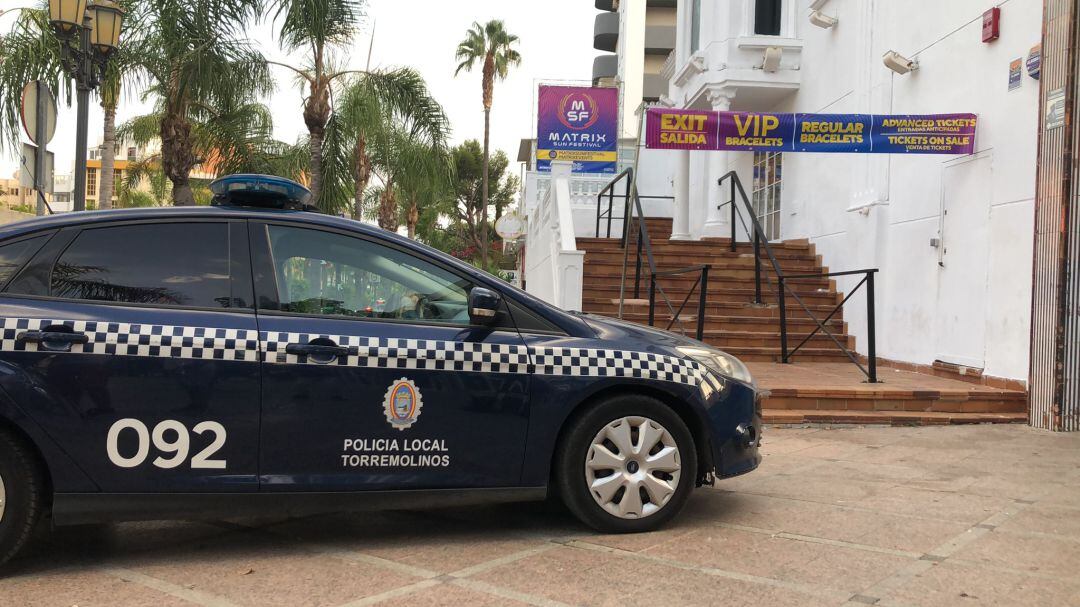 Agentes de la Policía Local de Torremolinos este domingo ante el local donde se celebró el festival