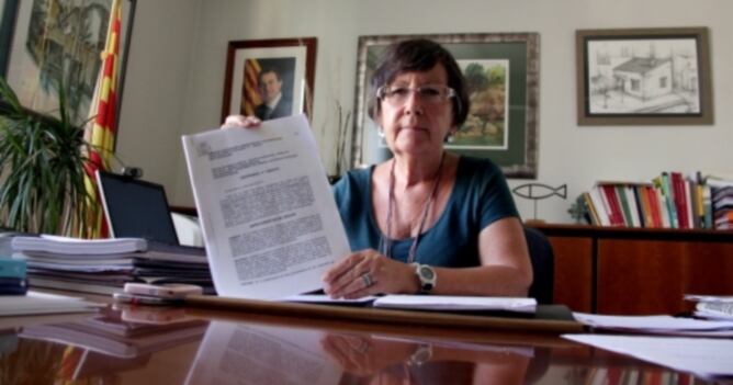 L'alcaldessa de Cabrils, Lina Morales, al seu despatx amb la darrera sentència sobre el cas del padró
