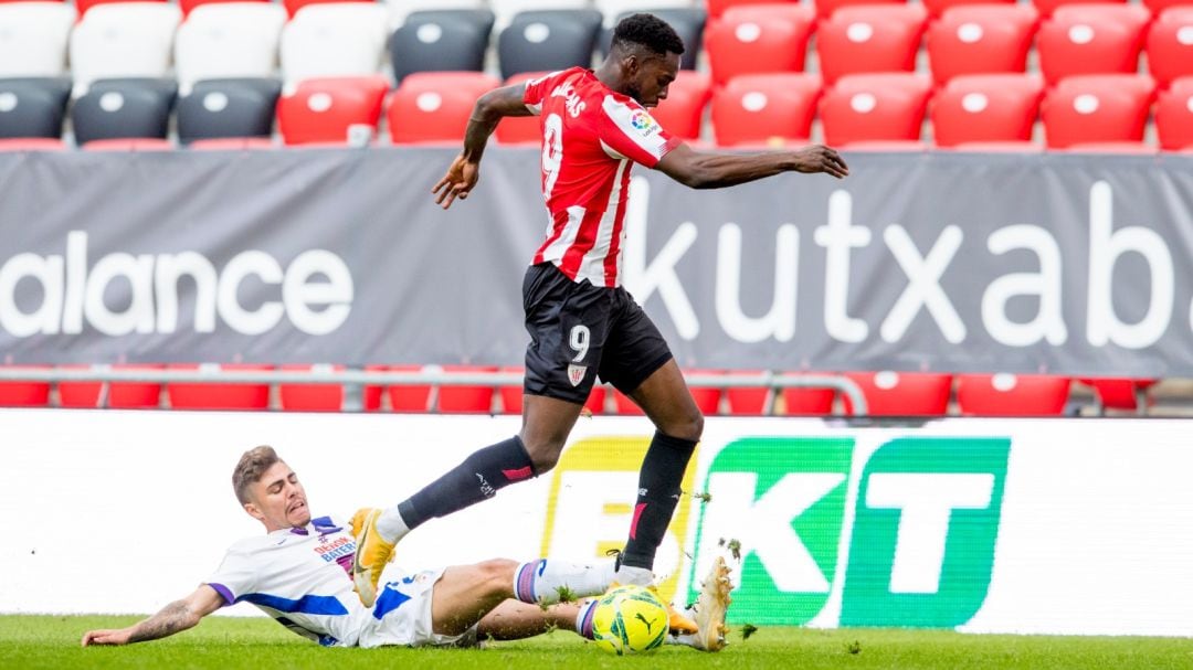 Iñaki Williams conduce el balón