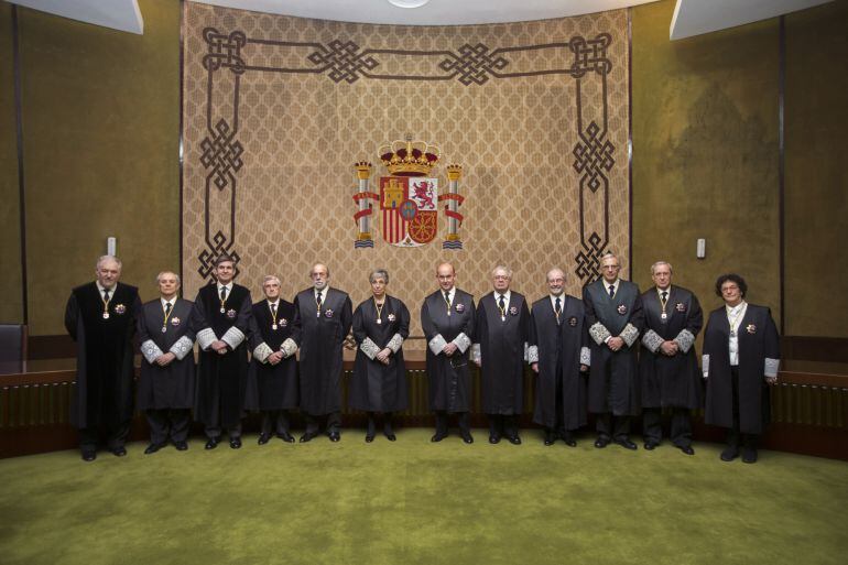 Foto de familia de los magistrados que componen en Tribunal Constitucional tras la toma de posesión de los cuatro nuevos magistrados