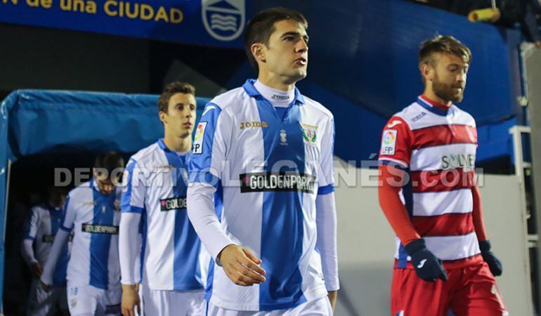 Los jugadores del C.D. Leganés y del Granada C.F. salen al cesped de Butarque en el partido de ida.