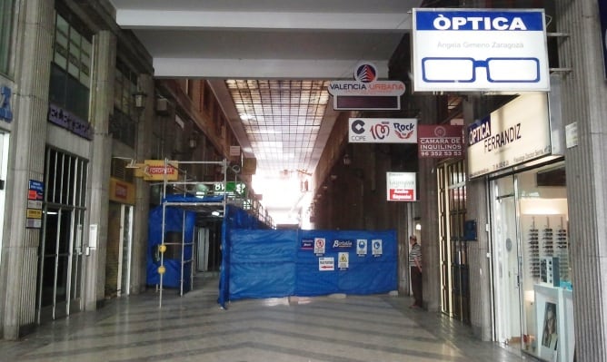 Aspecto que presenta el interior del pasaje Doctor Serra en obras